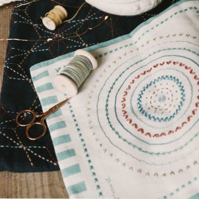 bolsa limosnera de algodón con estampado de rayas turquesa, perfecta para practicar puntos de bordado.
