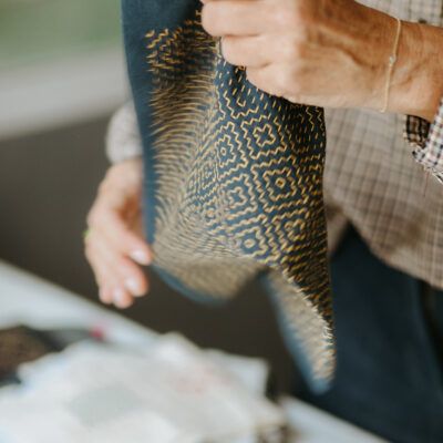 Muestra de sashiko en tela indigo y bordados en color dorado
