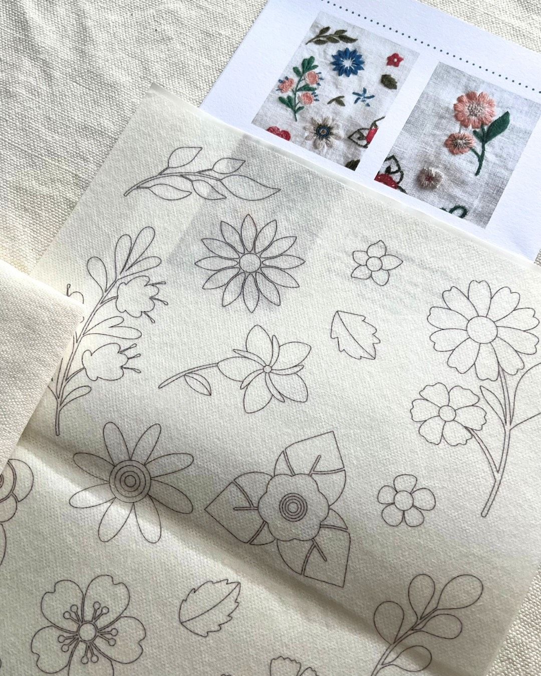Detalle de dibujo de bordado con hilos de lana en flores.