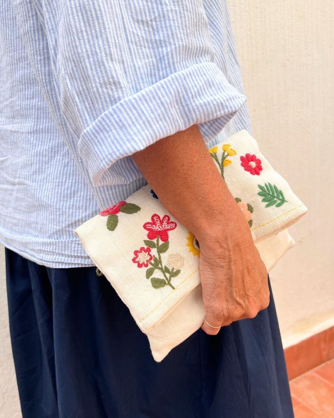 Clutch de lino bordado a mano con flores en lana, kit DIY de bordado.