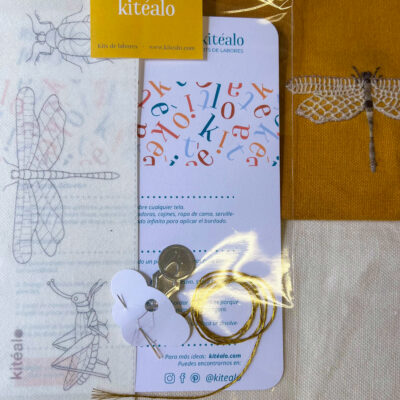 “Detalle de insectos bordados a mano con hilos de colores sobre tela de algodón”Kit de bordado de insectos a mano con tela y hilos