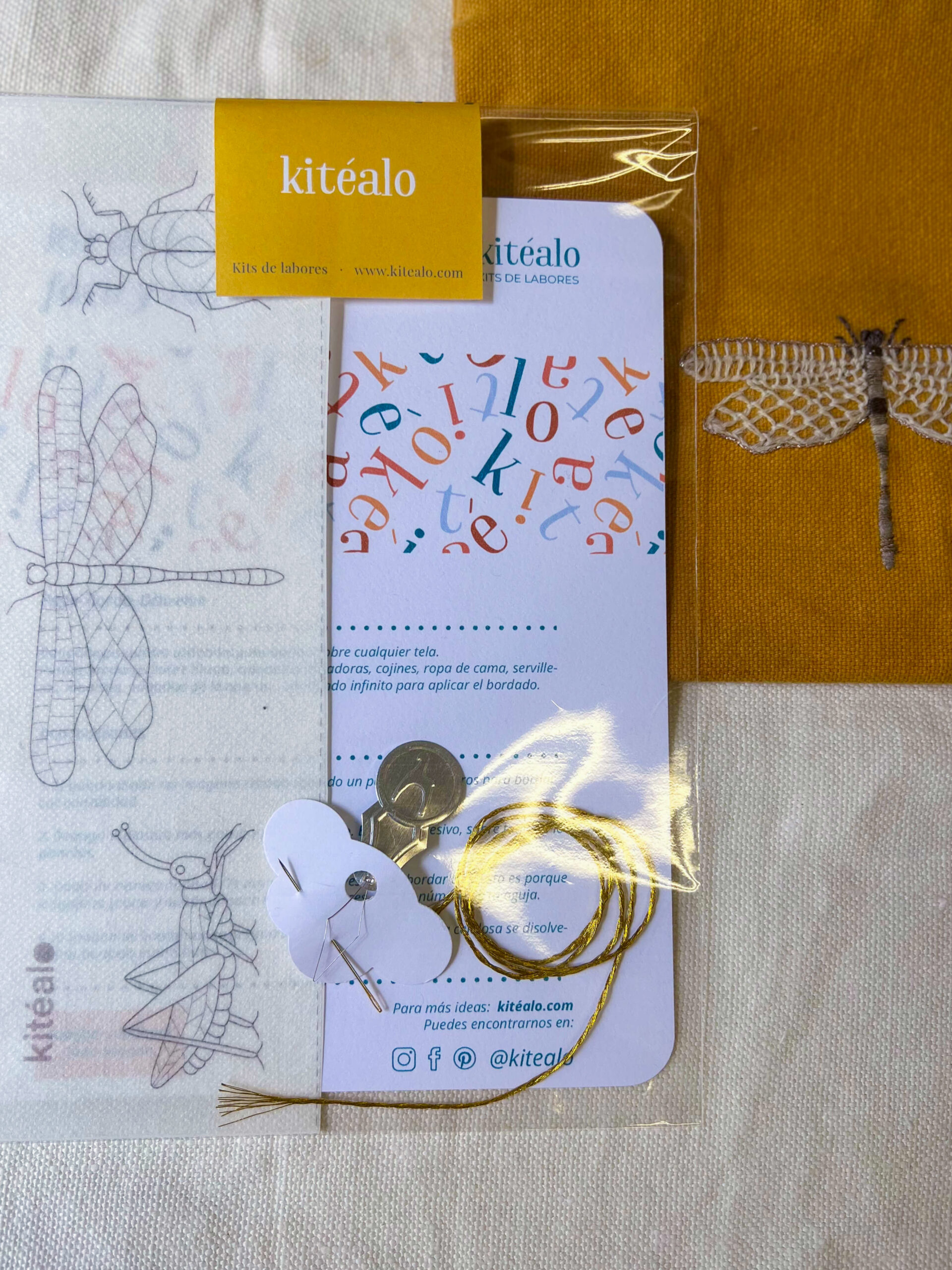 “Detalle de insectos bordados a mano con hilos de colores sobre tela de algodón”Kit de bordado de insectos a mano con tela y hilos